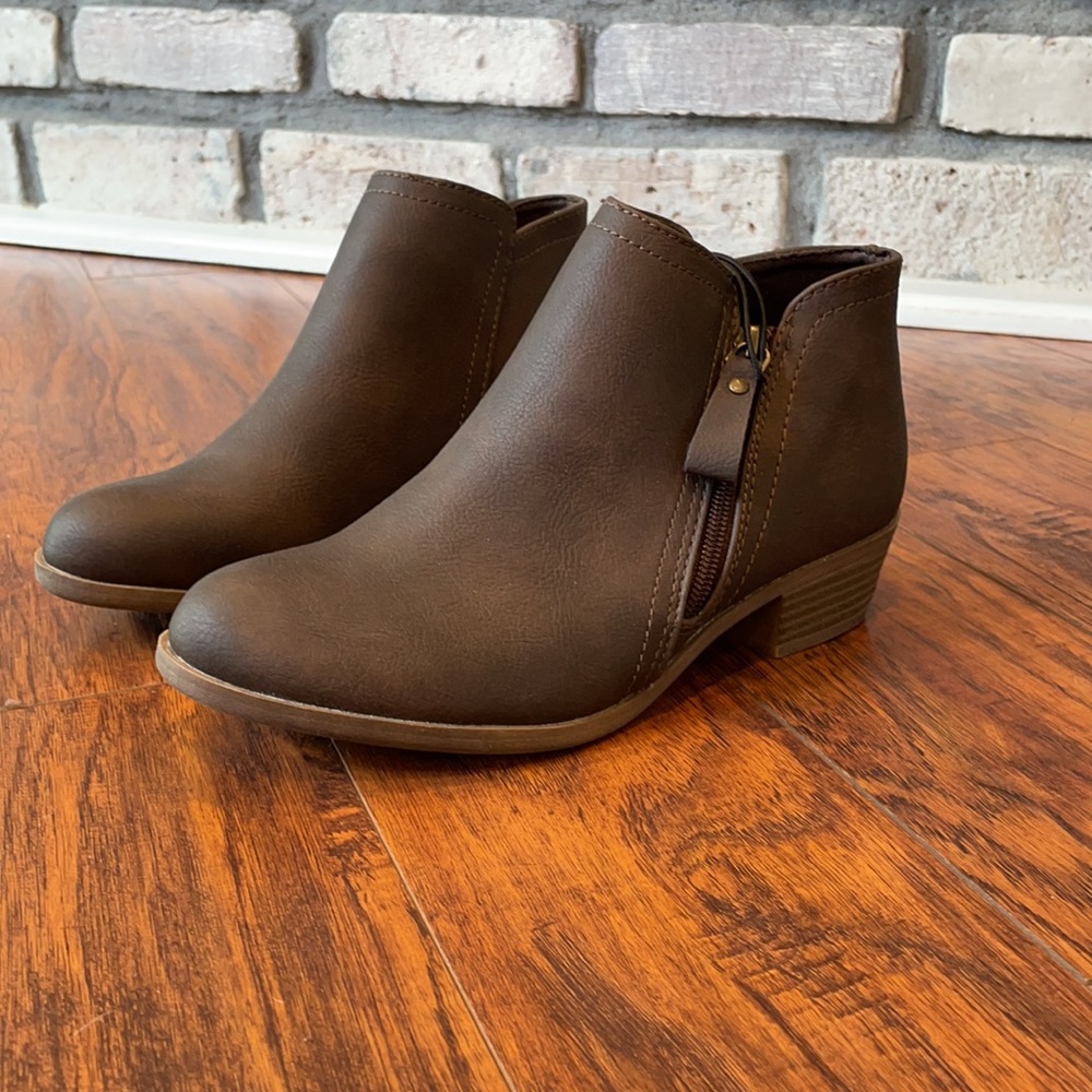 NWT Arizona Brown Booties Size 7W